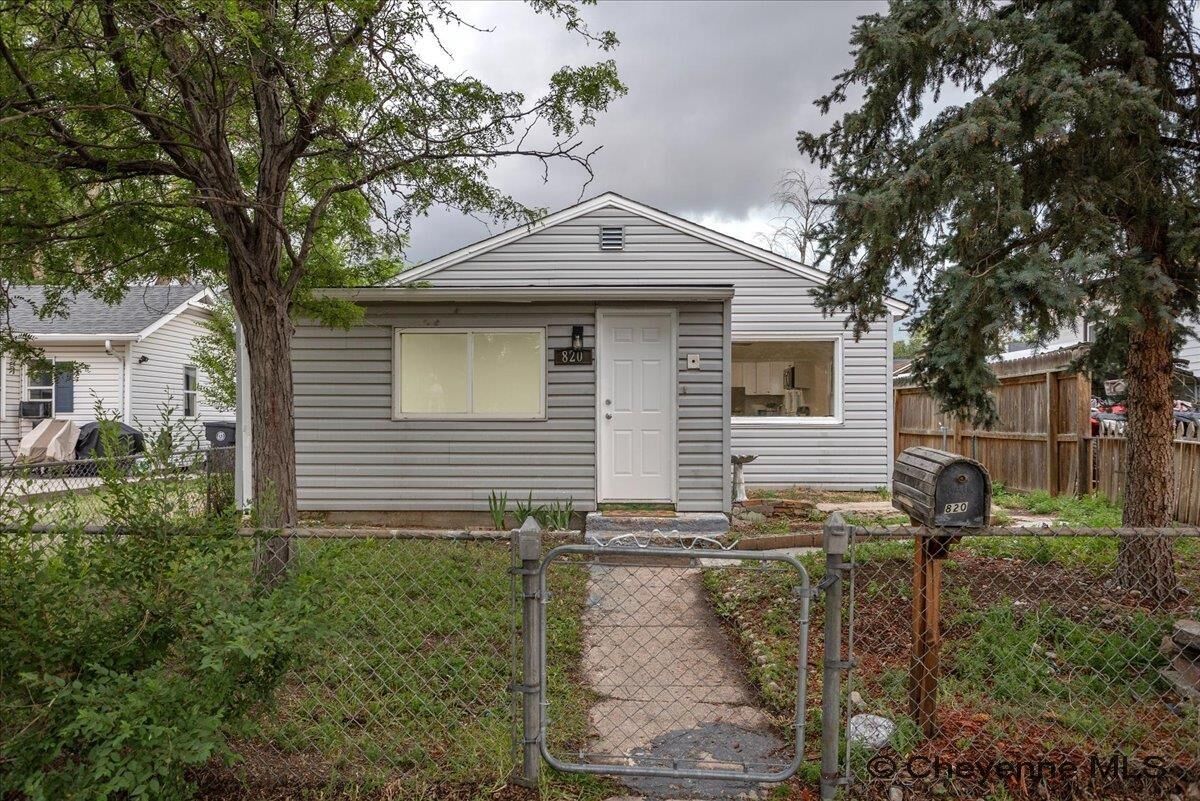 Property Photo: 820 E 7th St WY 82001