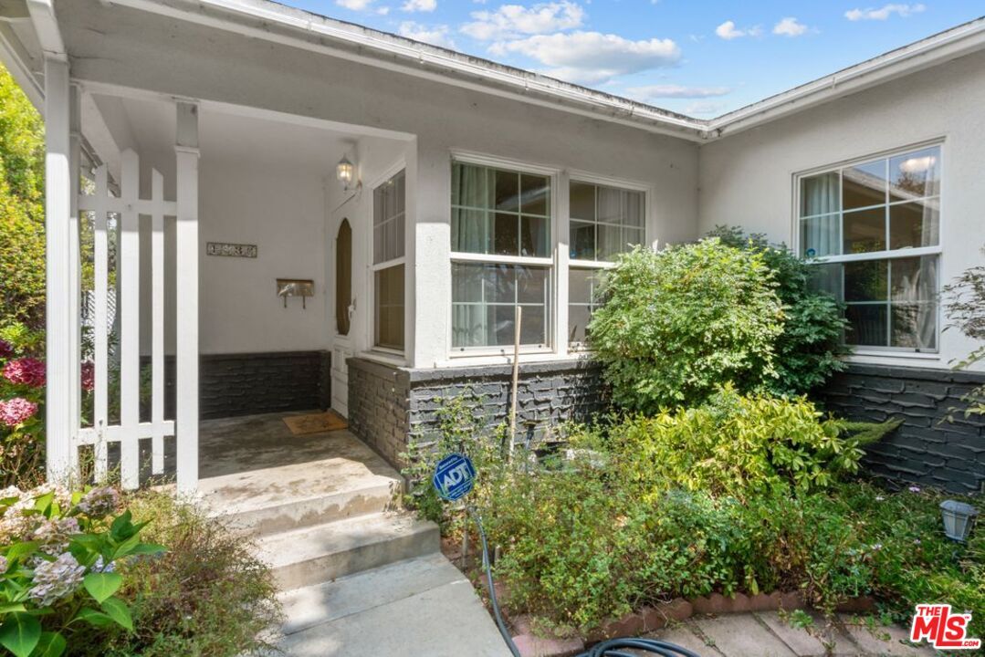 Property Photo: 1333 Grant St CA 90405