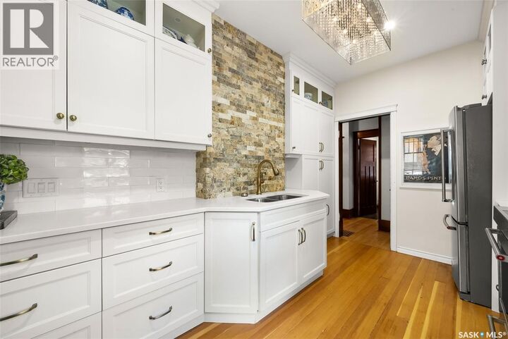 Property Photo:  1706 15th Avenue  SK S4P 0Z7 