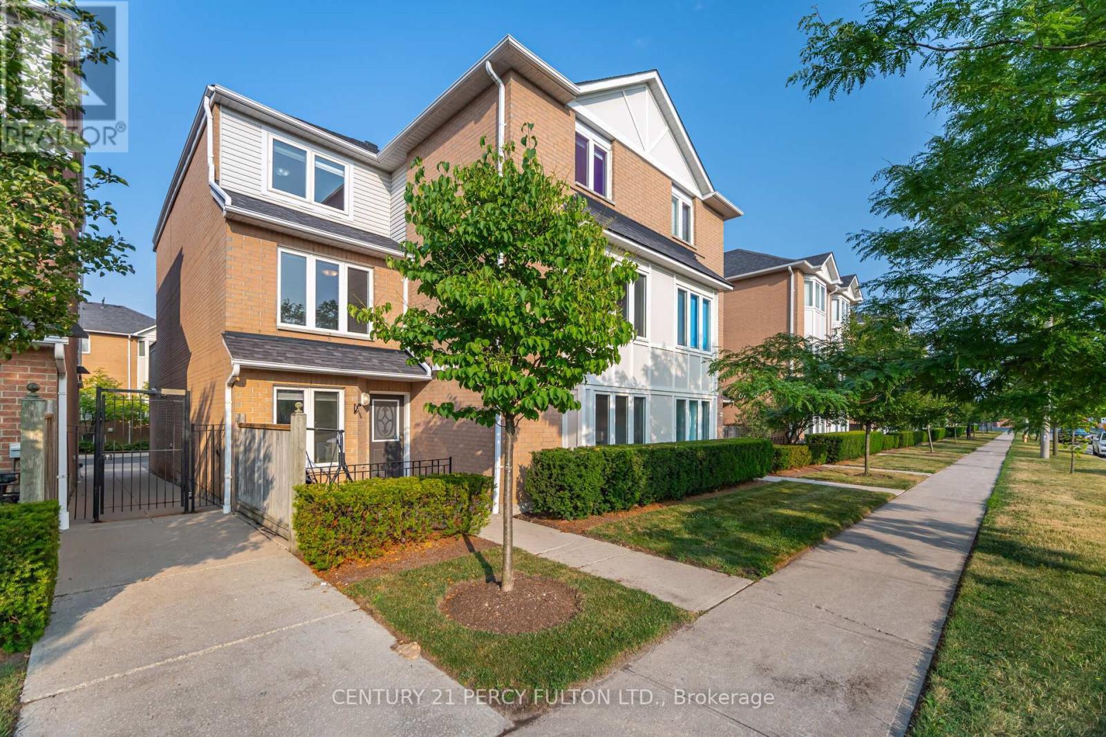 Property Photo:  29 Mondeo Drive  ON M1P 5B6 