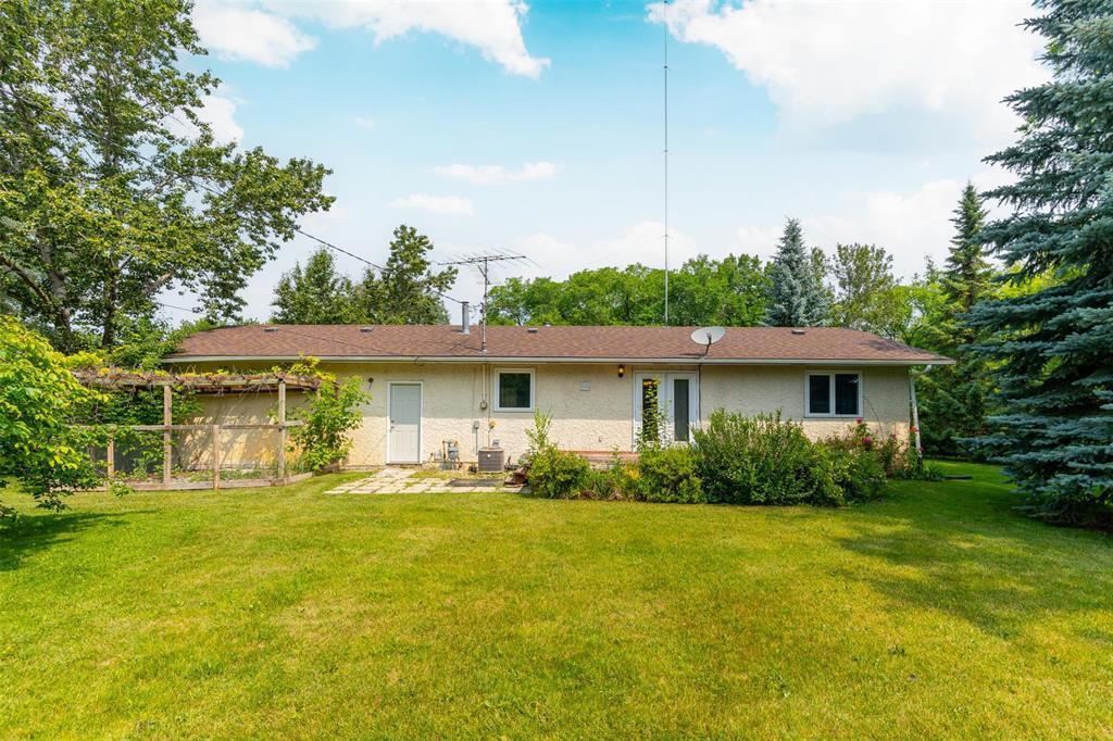 Property Photo:  68 Oakview Avenue  MB R5G 1H2 