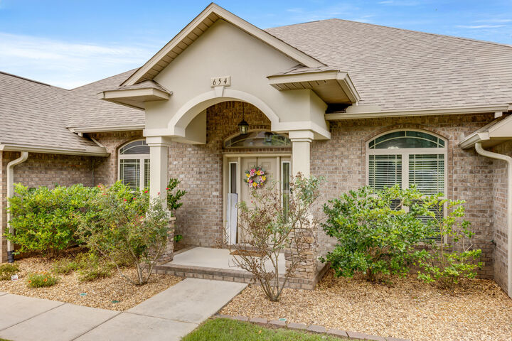 Property Photo: 654 Red Fern Road FL 32536