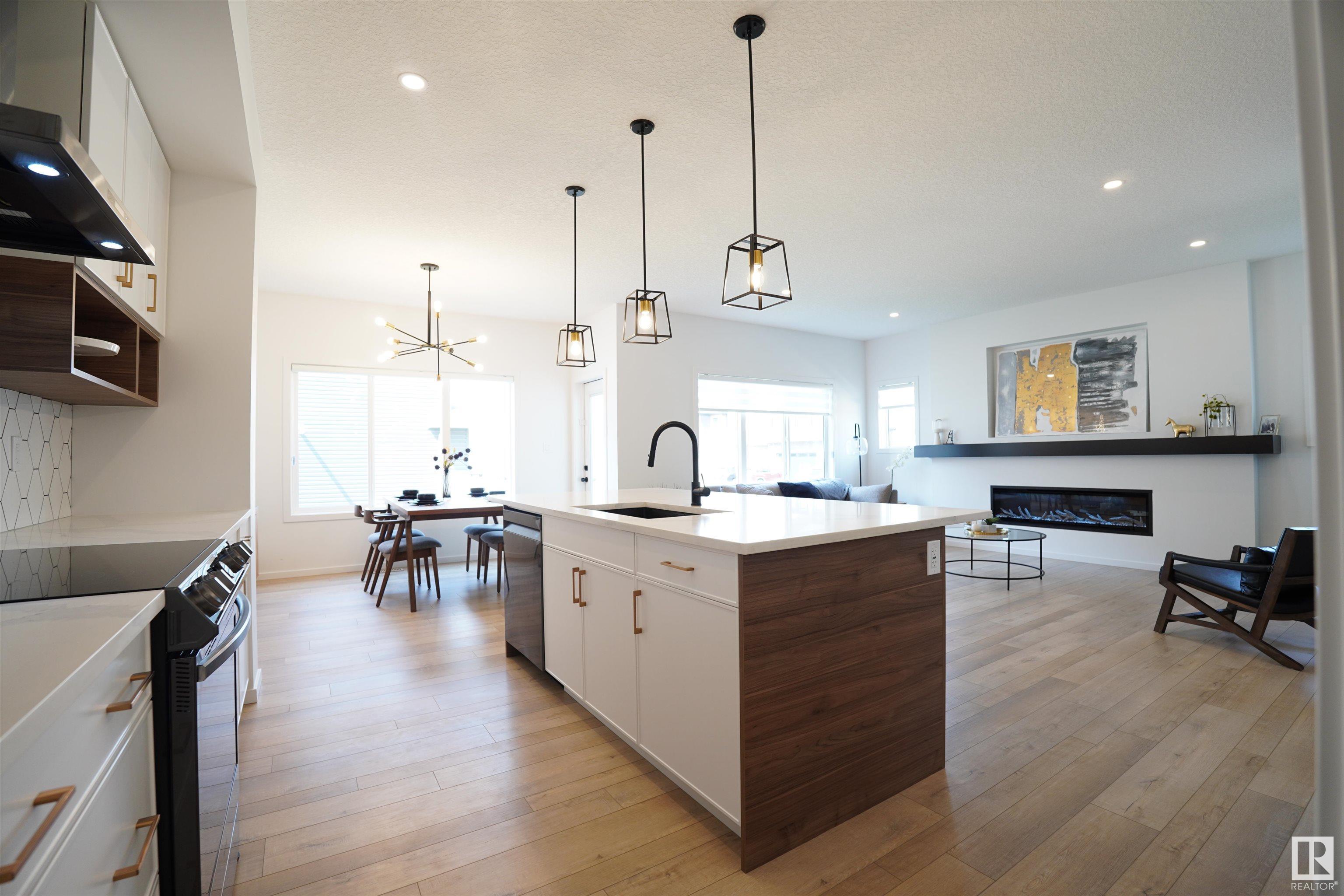 Property Photo:  5557 Schonsee Drive NW  AB T5Z 0R8 