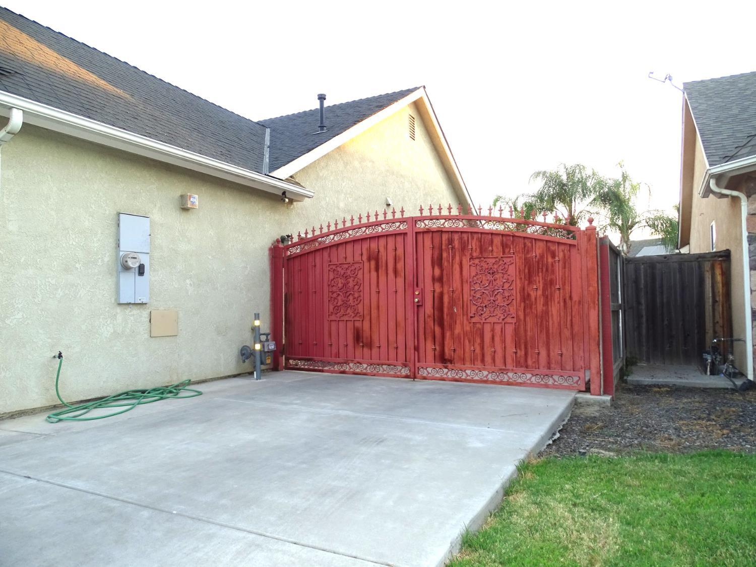 Property Photo:  761 S Walnut Avenue  CA 93630 