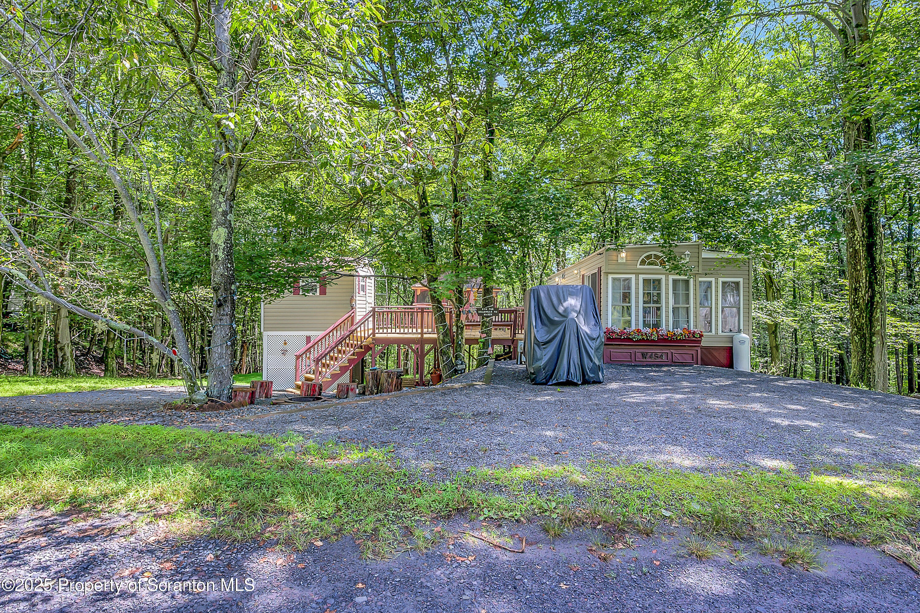 Property Photo:  454 Fox Terrace  PA 18424 