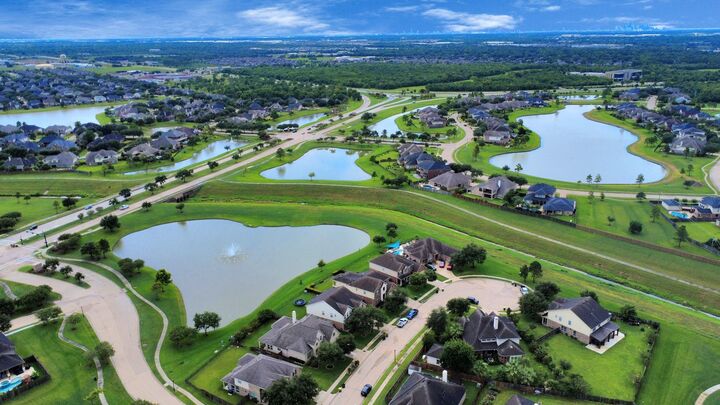 Property Photo: 1609 Willow Oak Way TX 77581