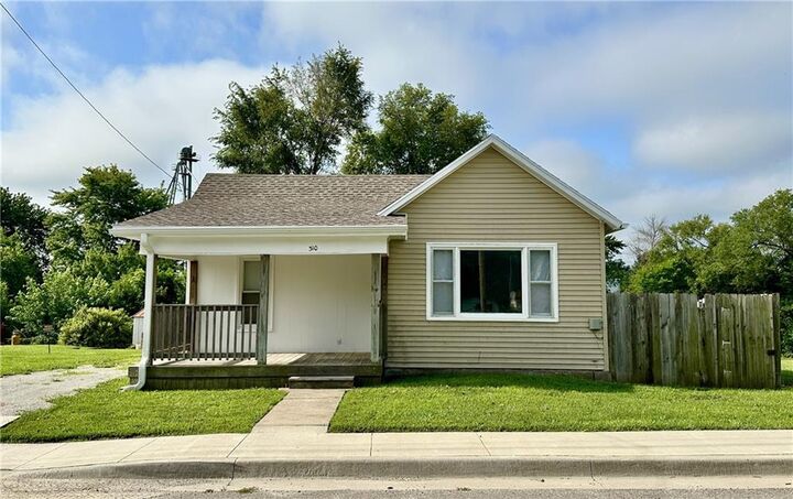Property Photo: 310 E 17th Street MO 64683