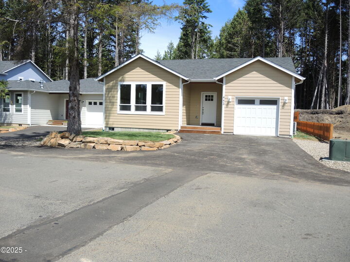 Property Photo:  443 SE Winchell Street  OR 97341 