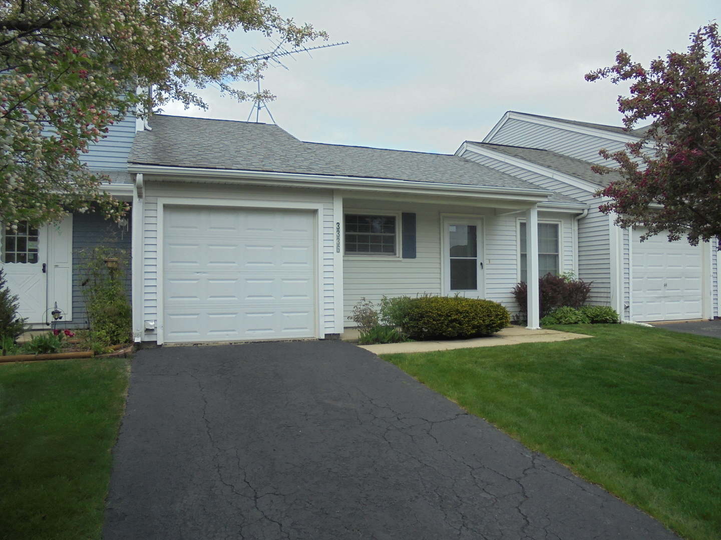 Property Photo: 3336 Greenwich Lane IL 60042