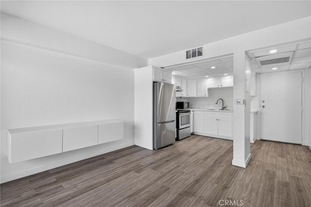 Property Photo: 1450 Locust Avenue 301 CA 90813