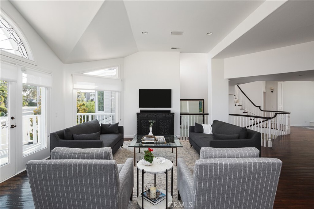 Property Photo: 212 Kings Place CA 92663