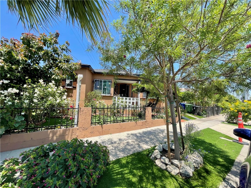 Property Photo: 2609 Hyde Park Boulevard CA 90043