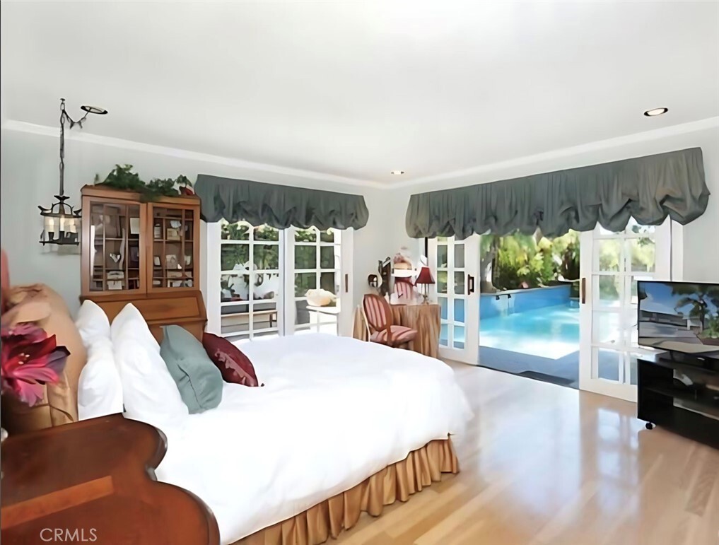 Property Photo:  233 E 21st Street  CA 92627 