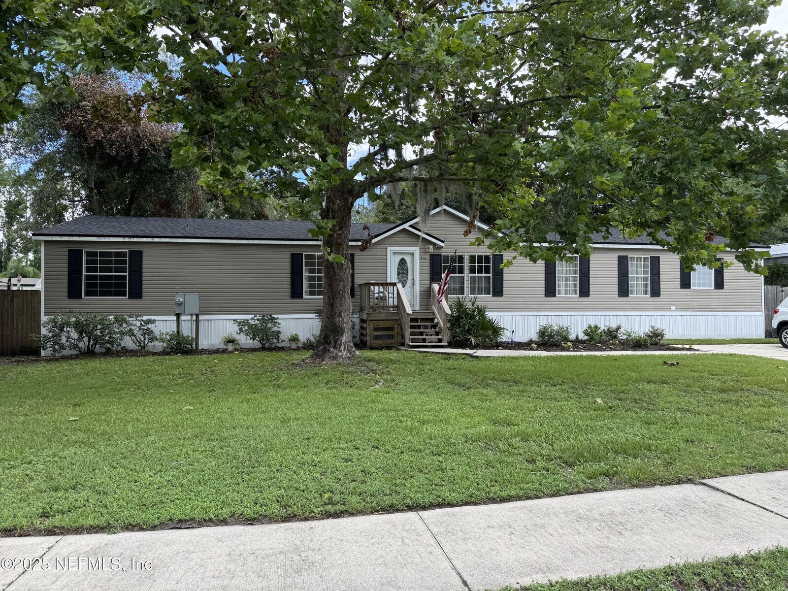 Property Photo: 352 Shady Oak Circle FL 32092