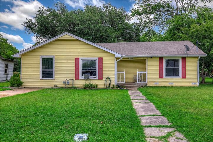 Property Photo: 1044 Mulberry Street TX 75482