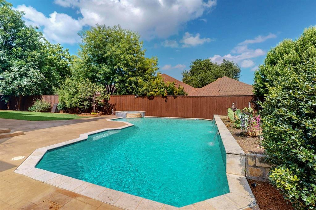 Property Photo:  1404 Sylvan Avenue  TX 75208 