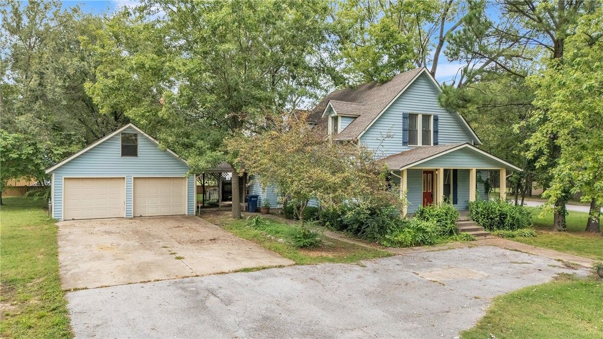 Property Photo:  1940 S Washington Street  AR 72761 