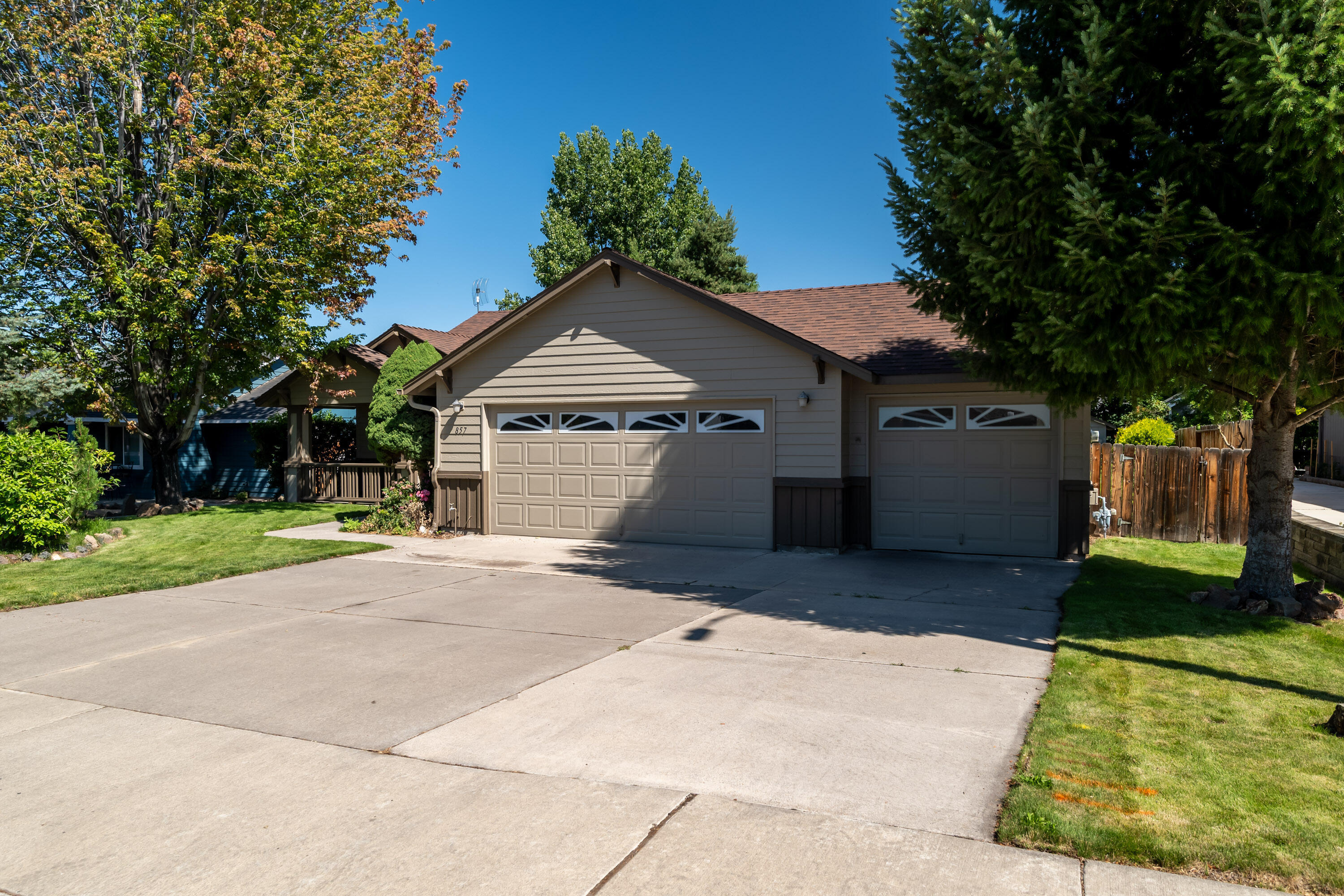Property Photo:  857 NW Poplar Avenue  OR 97756 
