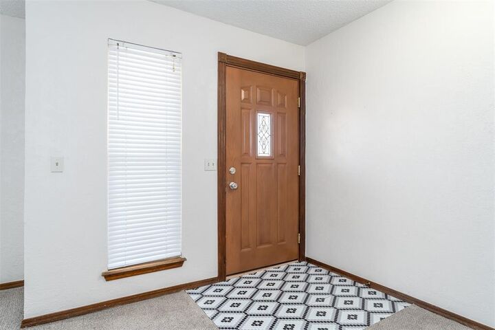 Property Photo:  605 Palo Verde Court  OK 73099 