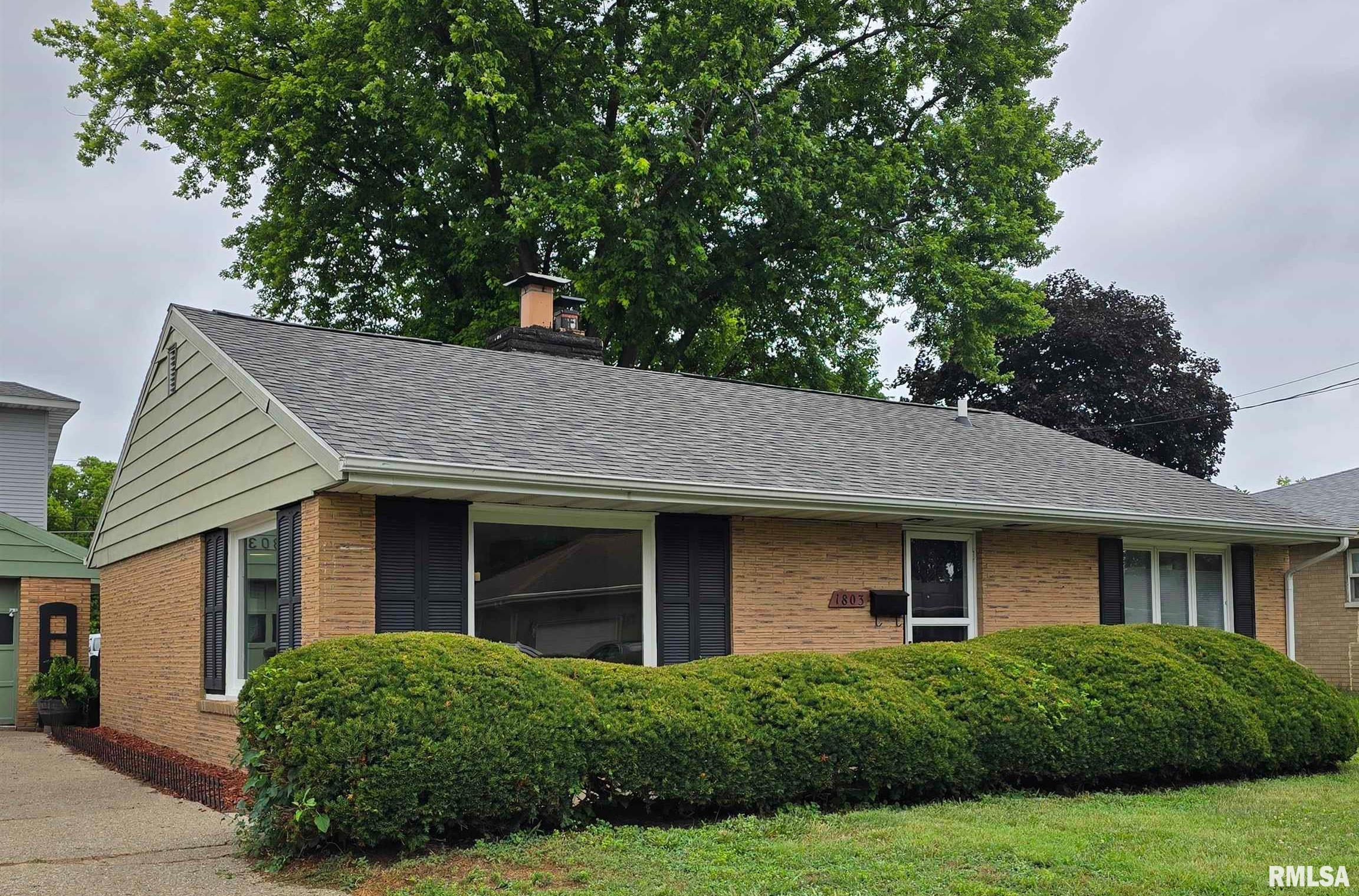 Property Photo:  1803 Center Street  IL 61554 