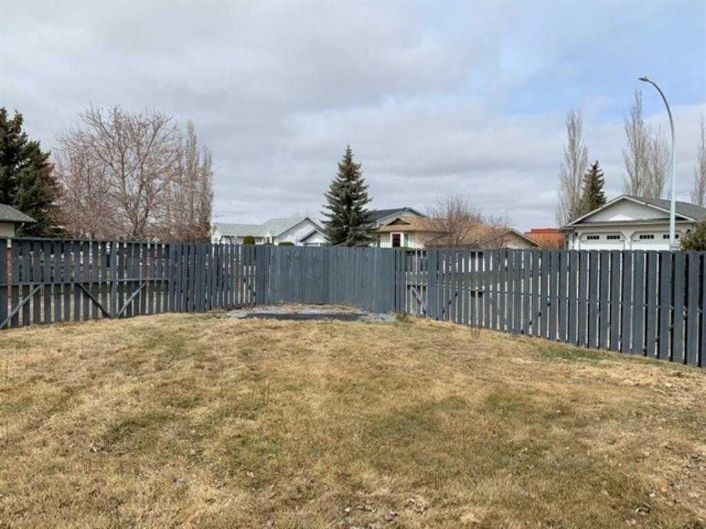 Property Photo:  304 2 Street W  AB T0J 0Z0 
