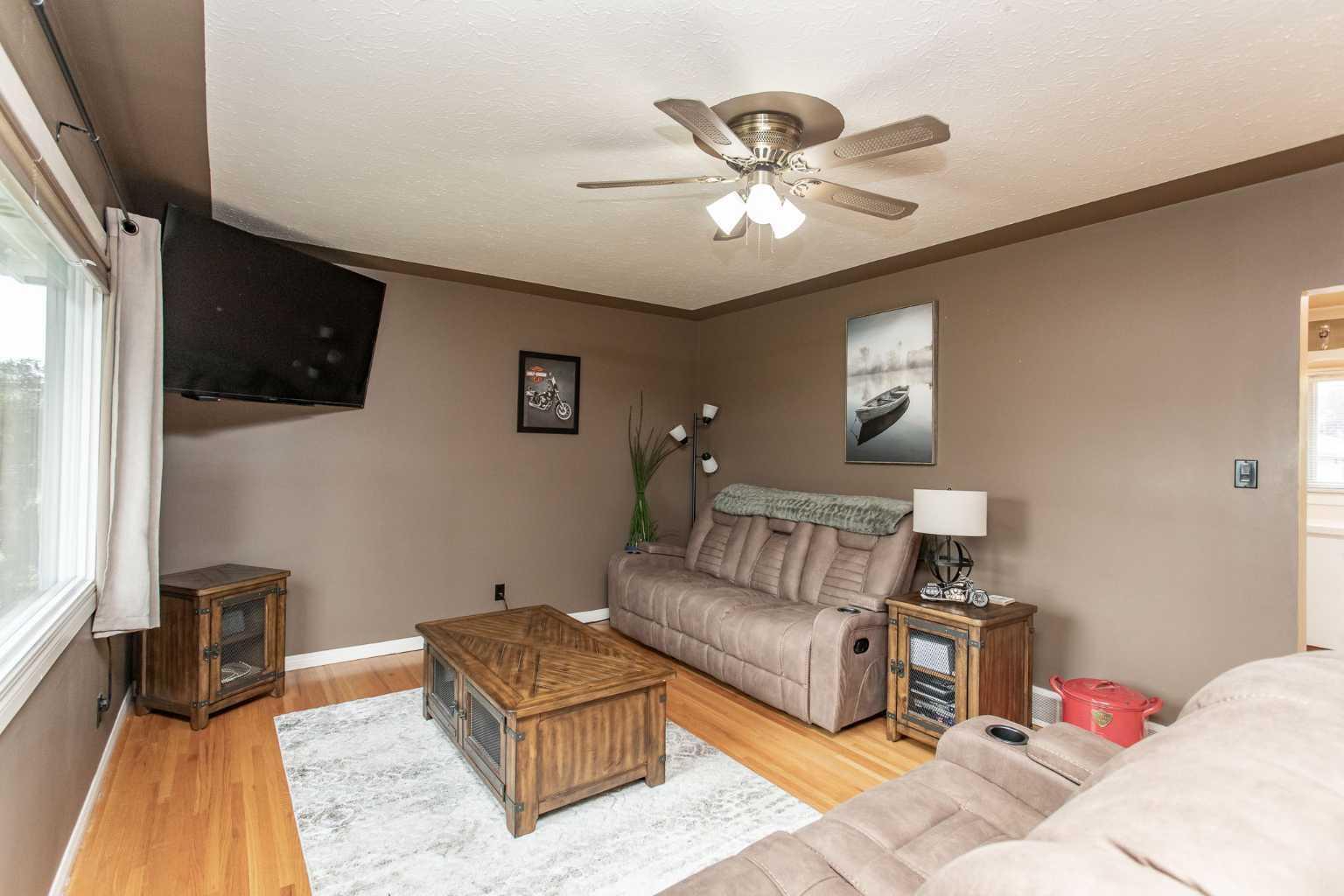 Property Photo:  5552 35 Street  AB T4N 0S4 