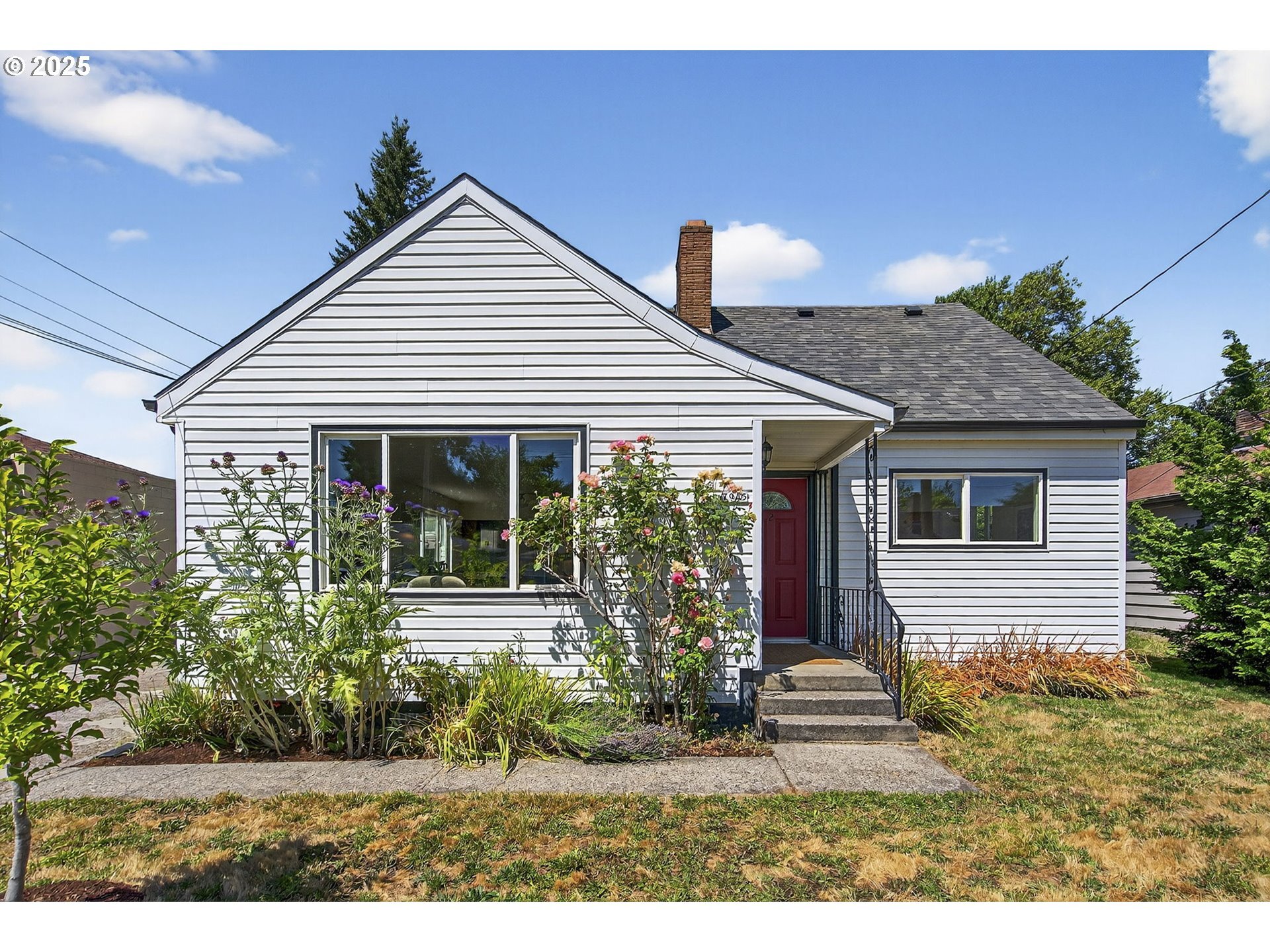 Property Photo:  7945 SE Center St  OR 97206 