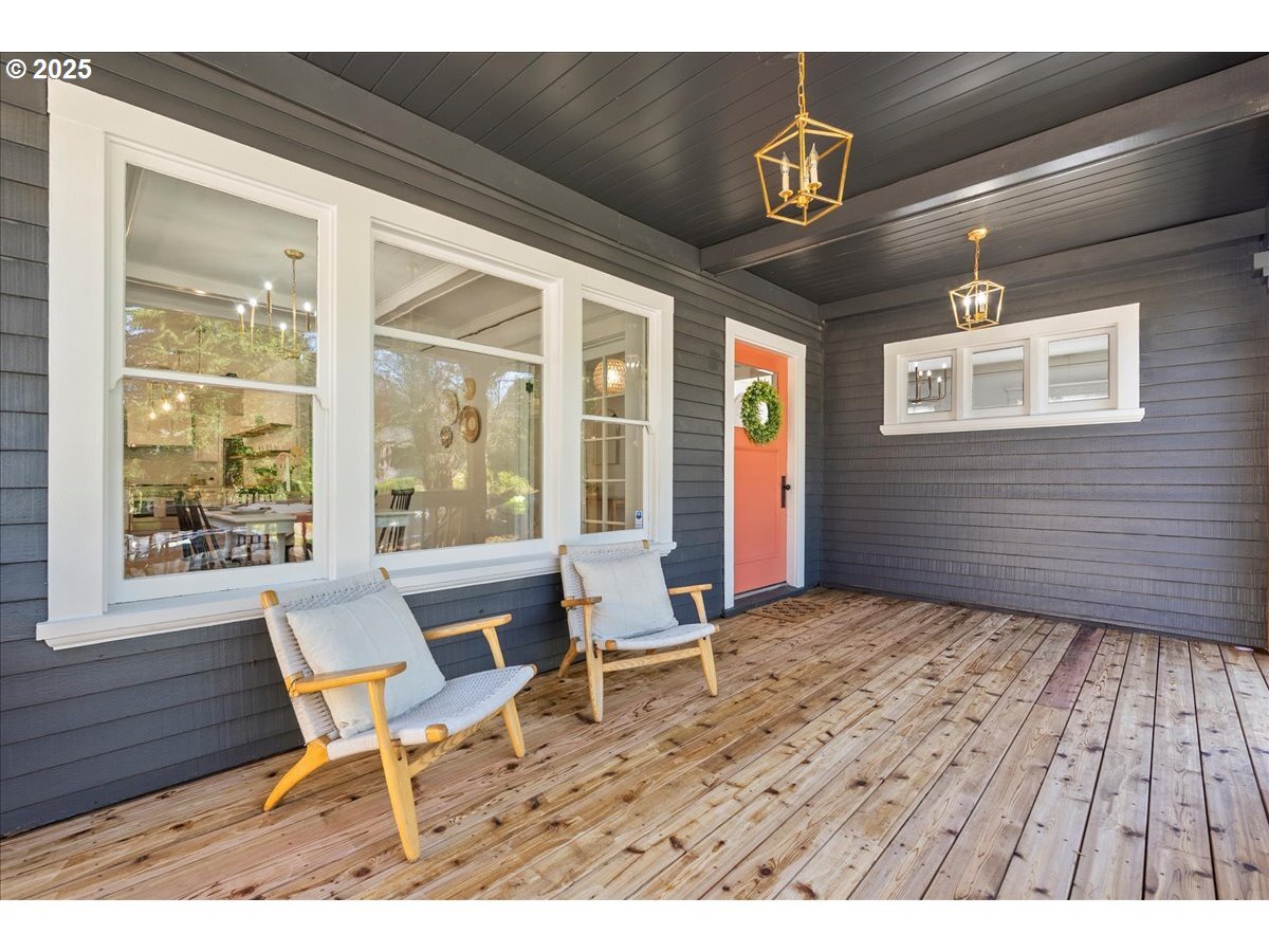 Property Photo: 2524 NE Halsey St OR 97232