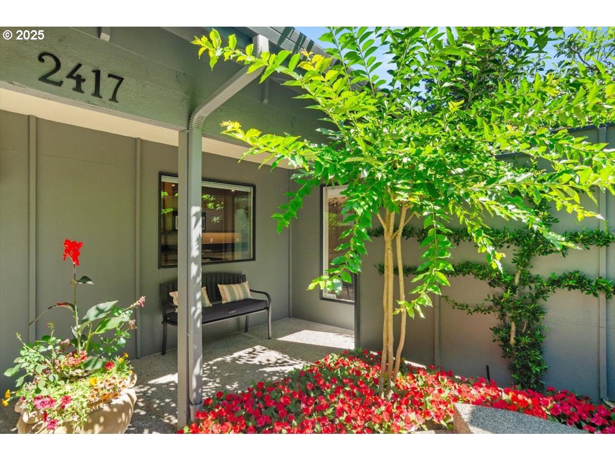 Property Photo: 2417 SW Montgomery Dr OR 97201