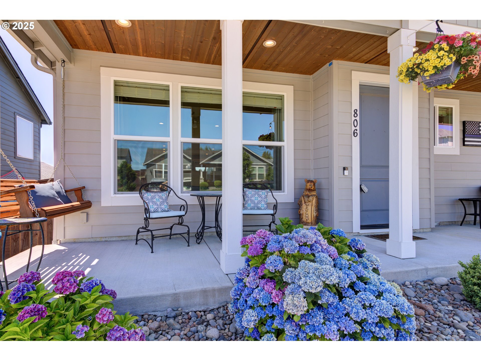 Property Photo: 806 E Tanoak Ave WA 98629