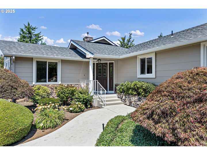 Property Photo: 35514 Sunnyhill Ln OR 97455