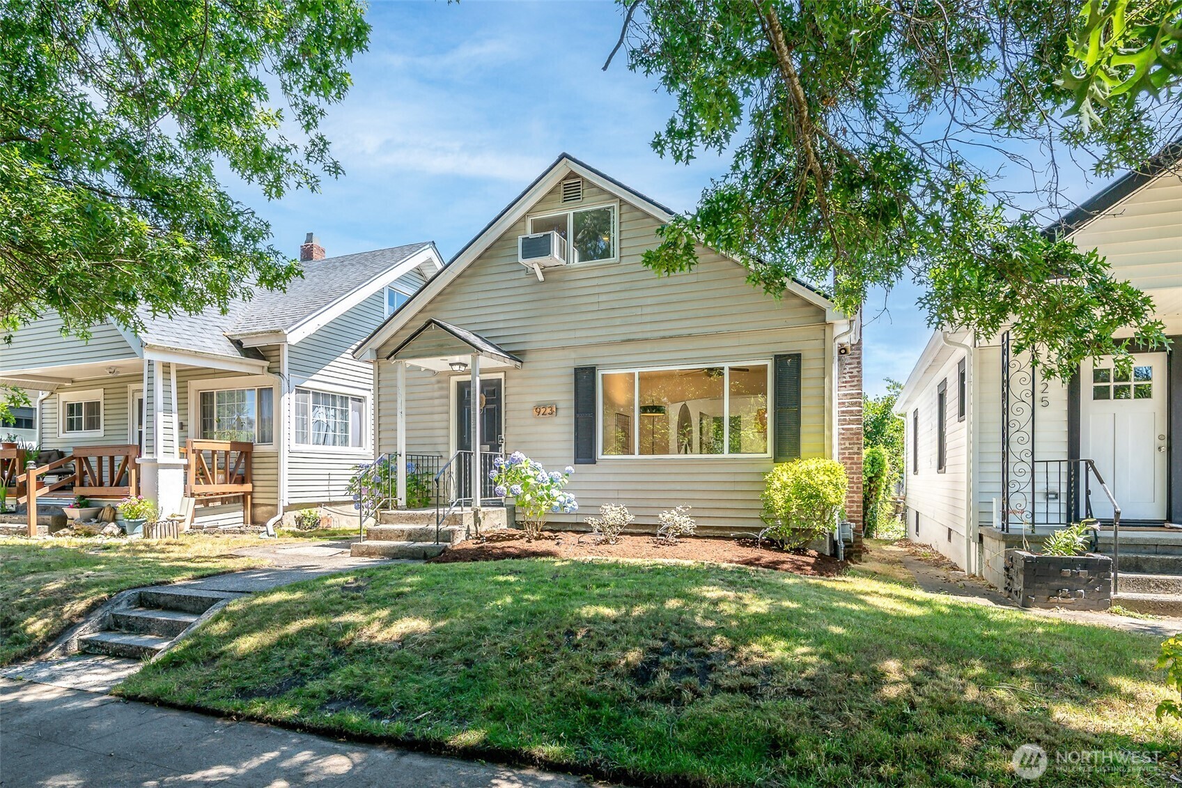 Property Photo: 923 S Grant Avenue WA 98405