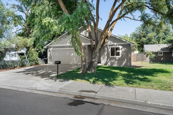 Property Photo: 3921 E Longfellow Ave WA 99217