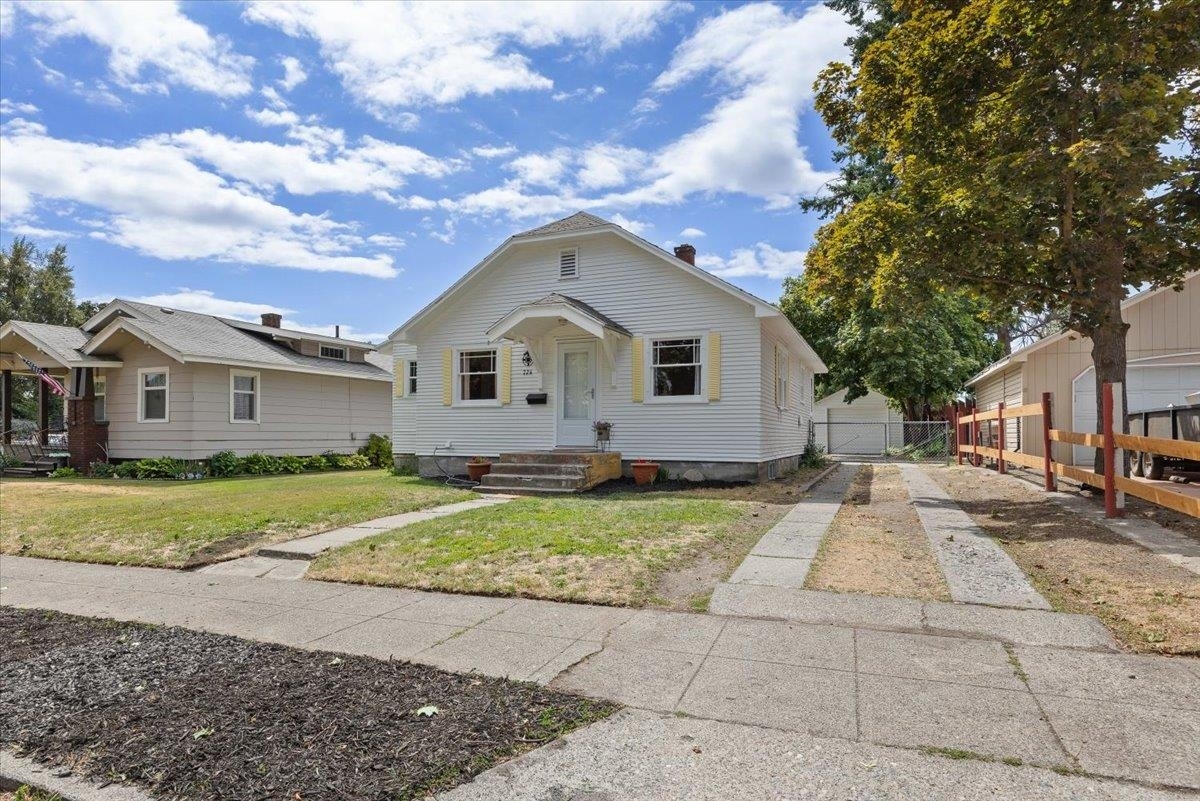 Property Photo:  724 E Broad Ave  WA 99207 