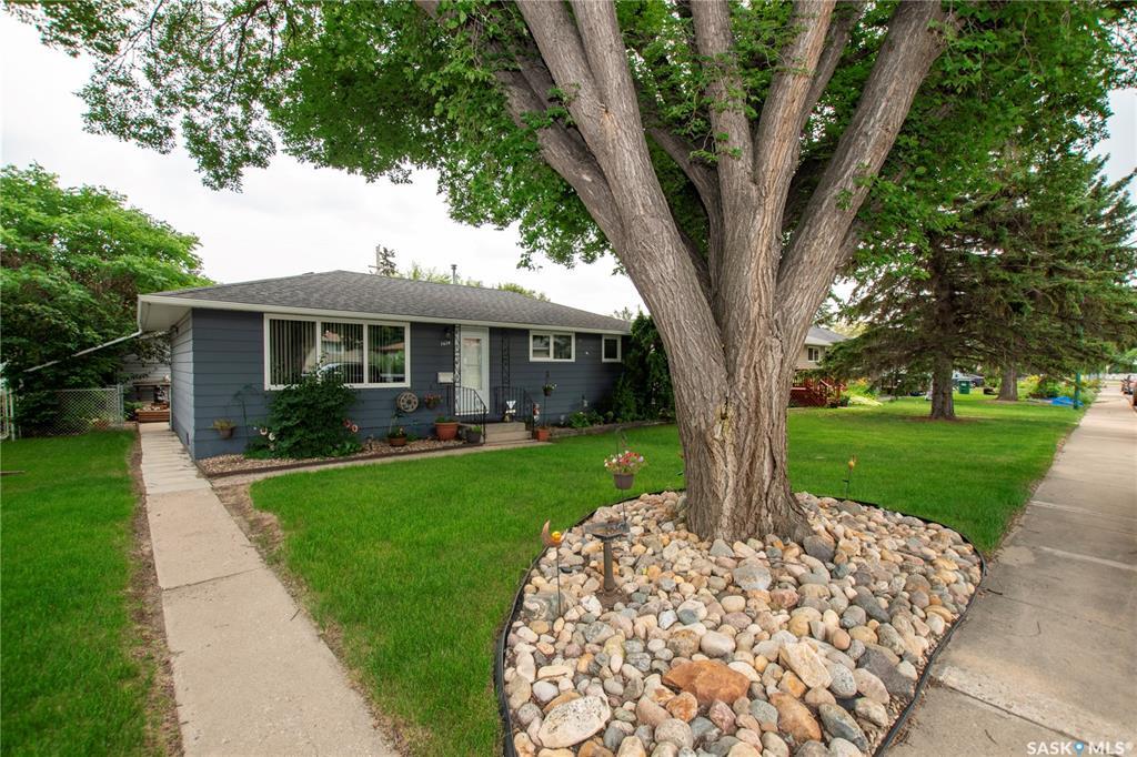Property Photo: 1614 8th Avenue N SK S7K 2X9