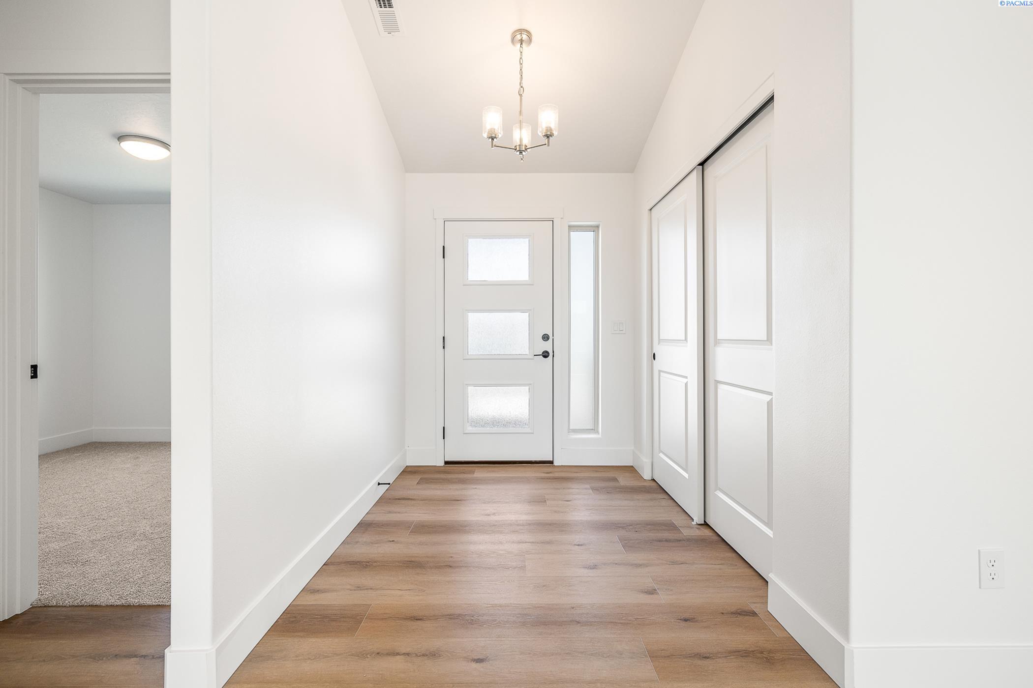 Property Photo:  1612 Diamond Ave  WA 98930 