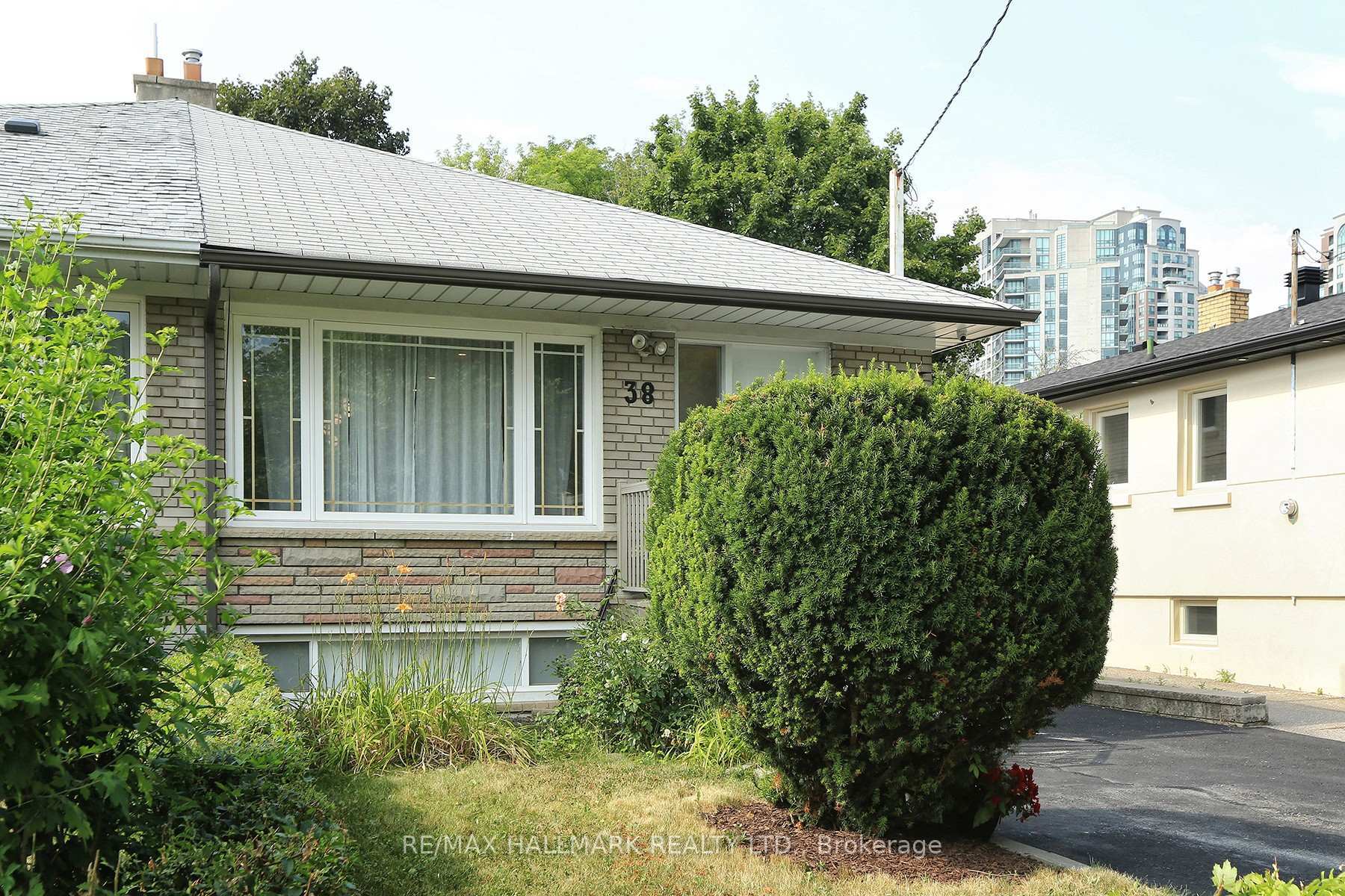 Property Photo: 38 Santa Barbara Road ON M2N 2C2