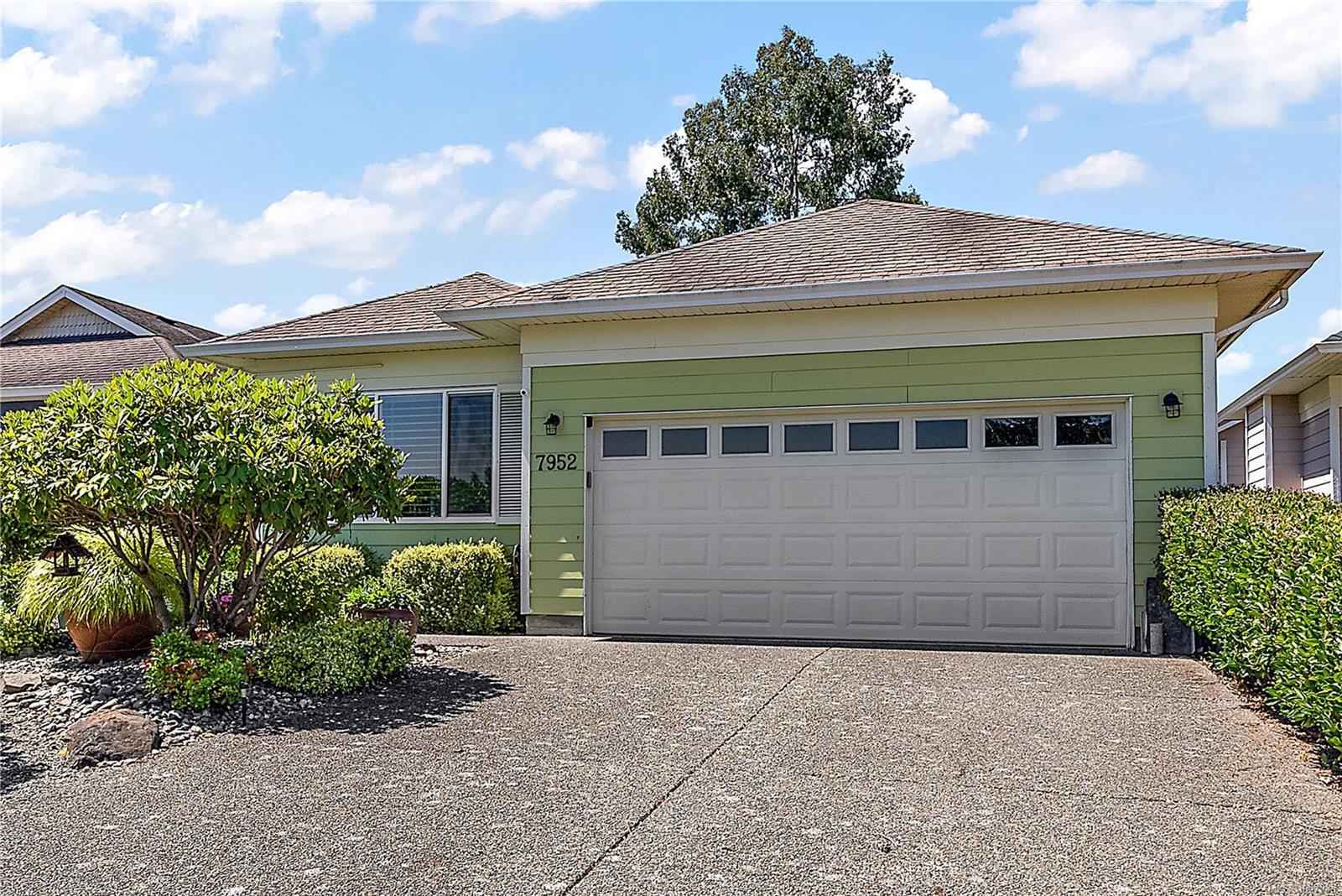 Photo de la propriété: 7952 Polo Park Cres BC V8M 2J4