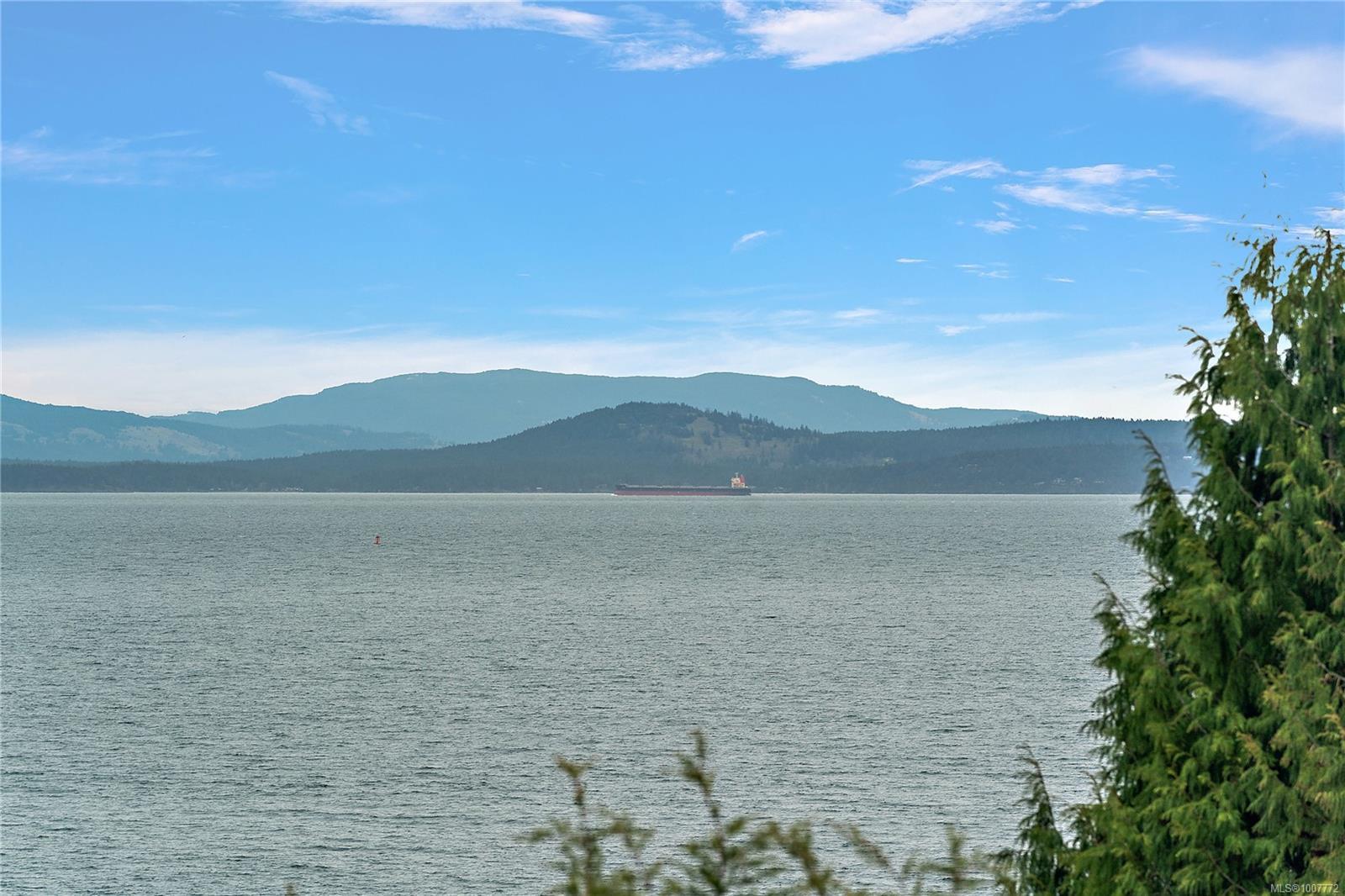 Photo de la propriété:  5055 Lochside Dr  BC V8Y 2G1 