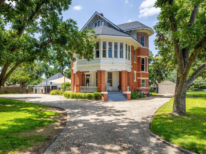 1220 W Lake Drive  Taylor TX 76574 photo