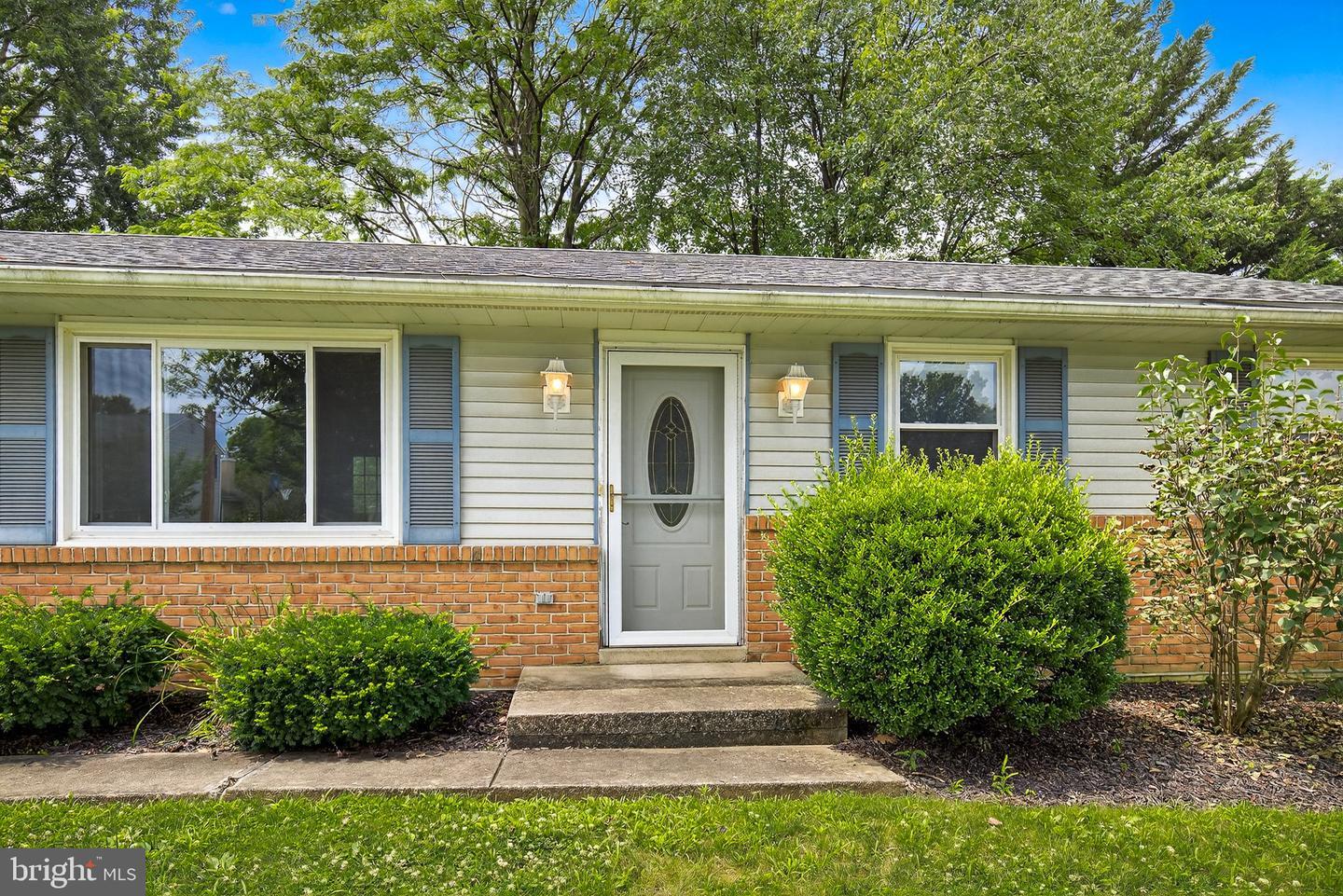 Property Photo: 818 Lakeview Drive PA 17601