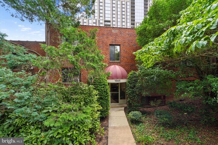Property Photo:  1565 N Colonial Terrace 104-Z  VA 22209 