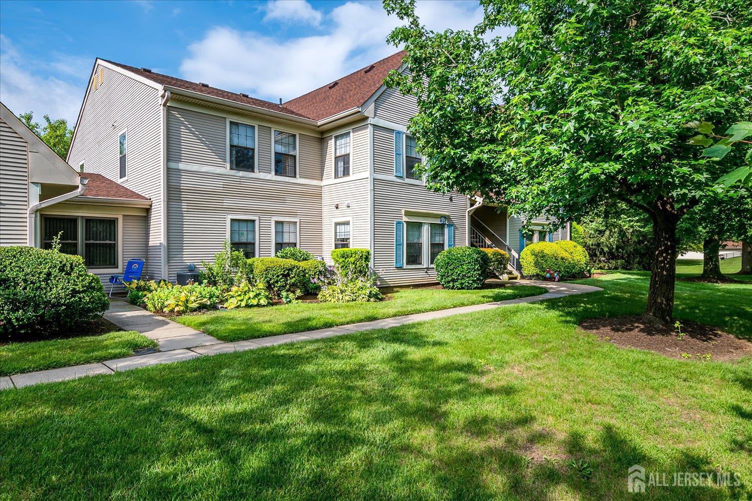 Property Photo: 186 Wycoff Way W NJ 08816