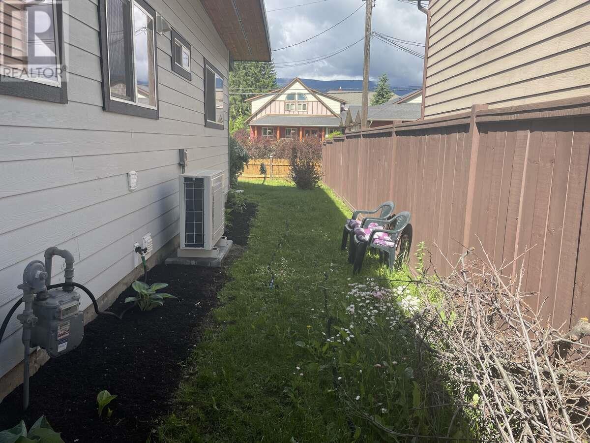 Property Photo:  121 5 Avenue Southeast  BC V1E 4H4 