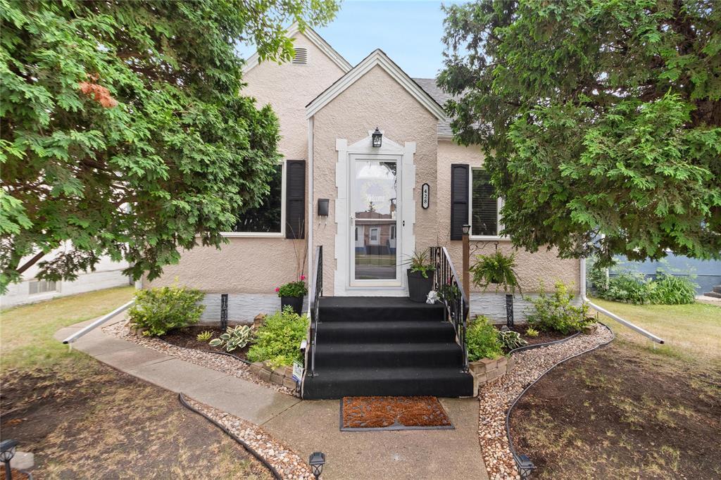Property Photo: 428 Jefferson Avenue MB R2V 0N2