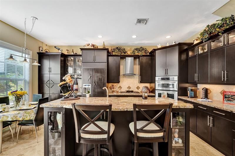 Property Photo: 101 NE 21st St FL 33305