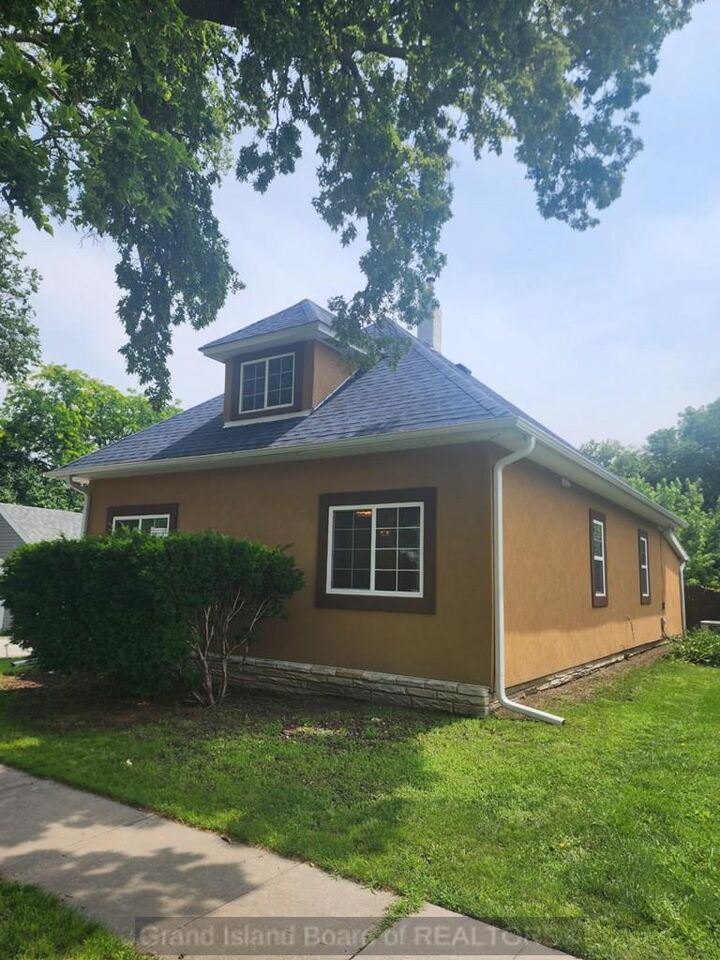 Property Photo: 406 E 6th St NE 68901