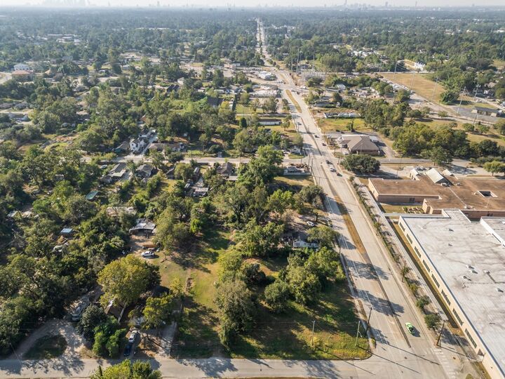 Property Photo:  1041 Wall Street  TX 77088 