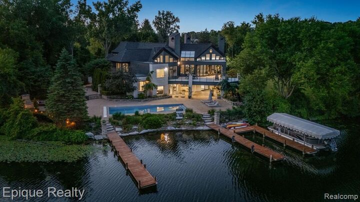 Property Photo:  4912 Oakwood Court  MI 48382 1435 