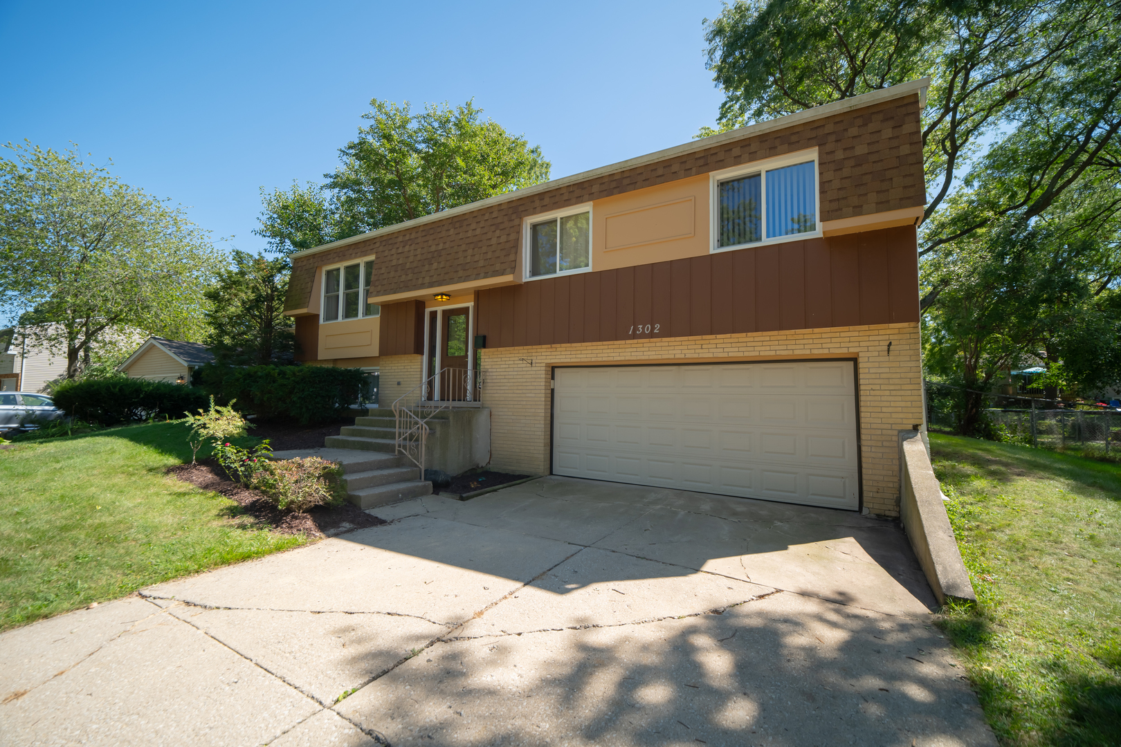 Property Photo: 1302 Oxford Lane IL 60189
